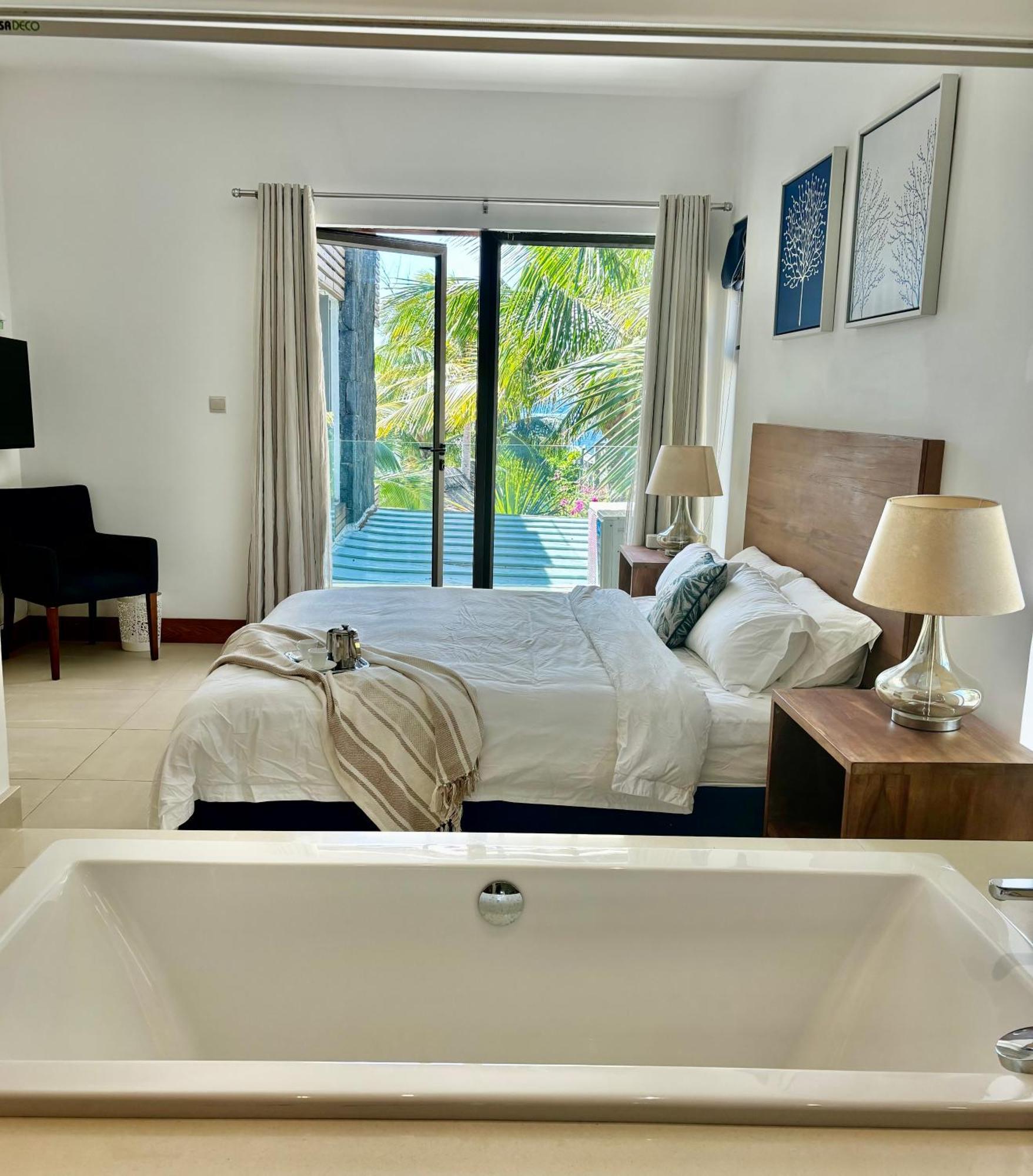Luxury Apartment On The Beach Belle Mare Bagian luar foto